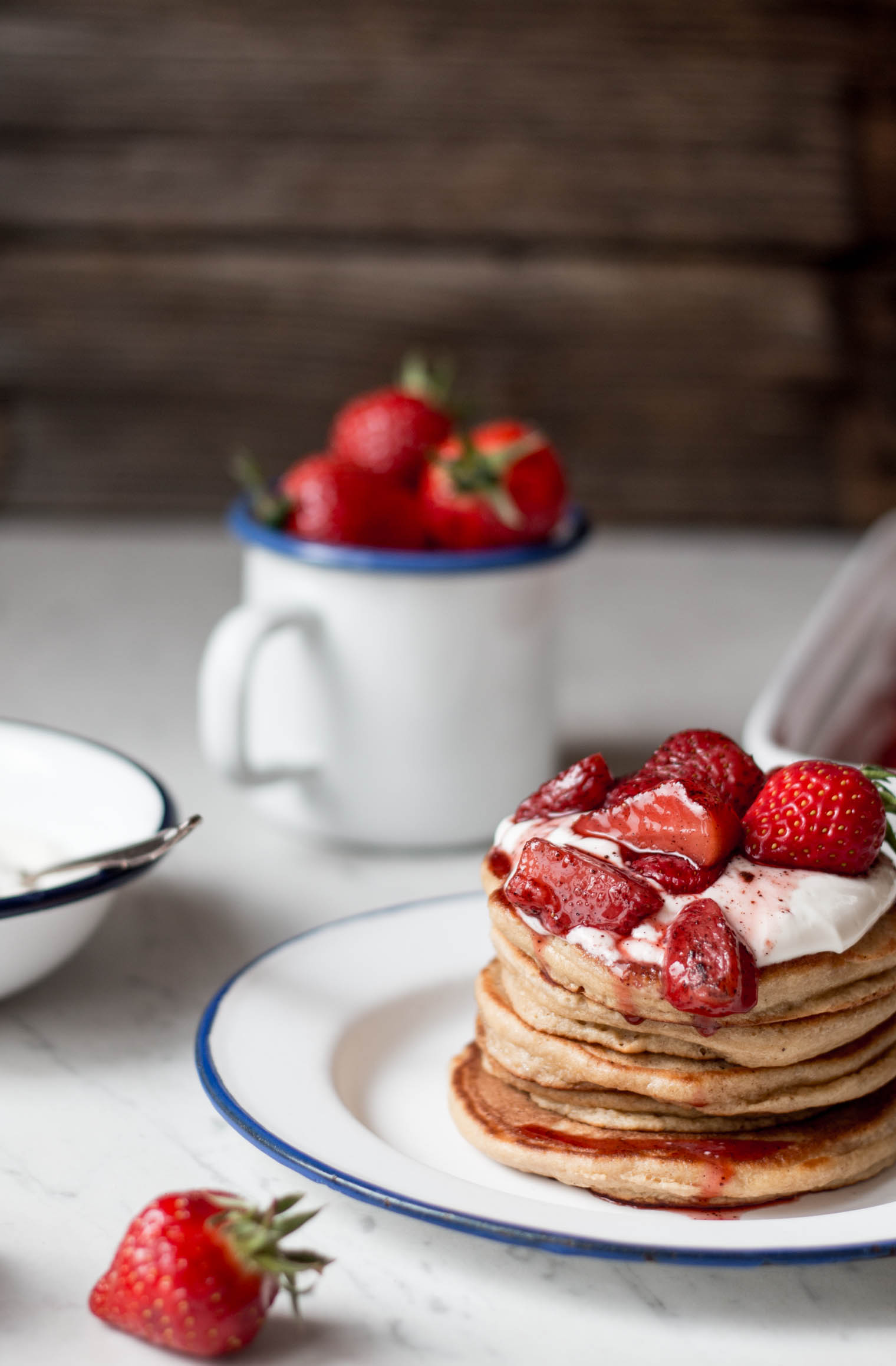 Mandel Pancakes mit Holunderblüten-Ricotta & gerösteten Erdbeeren {flowers on my plate}