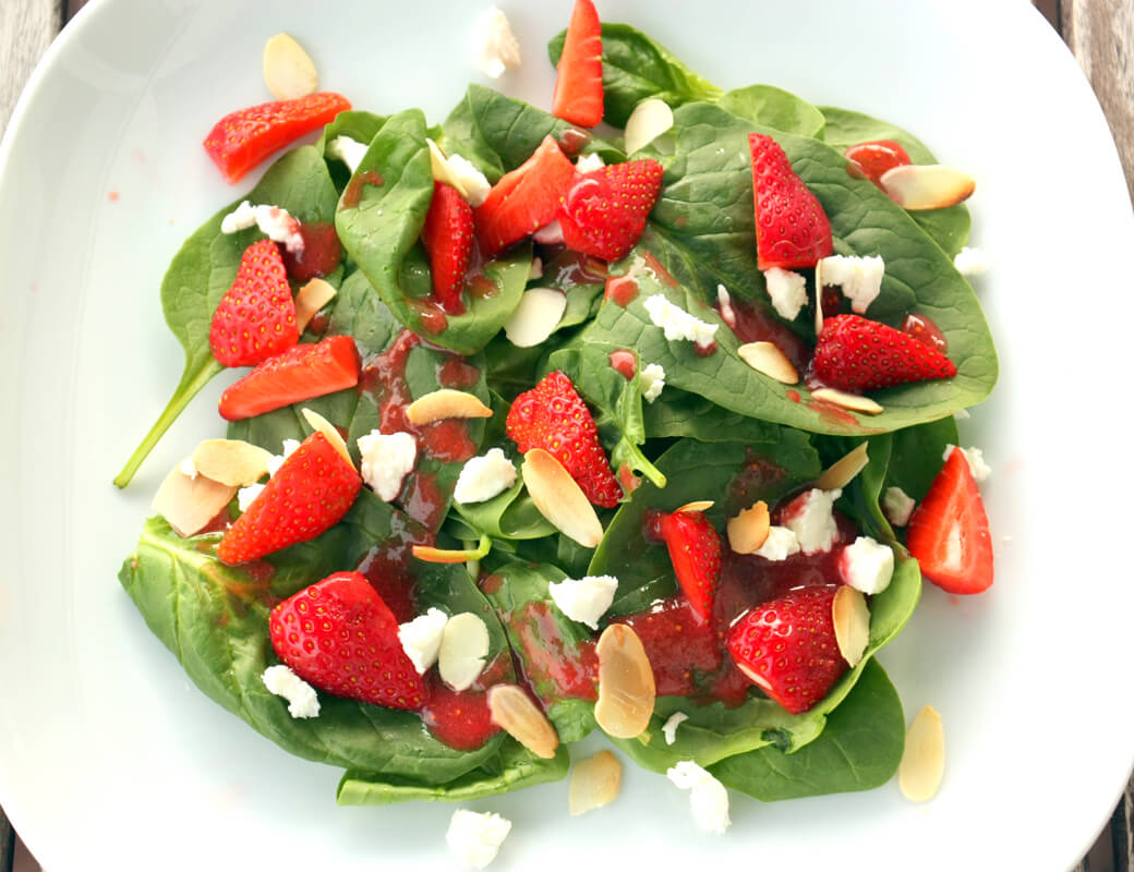 Erdbeer Spinat & Ziegenkäse Salat {flowers on my plate}